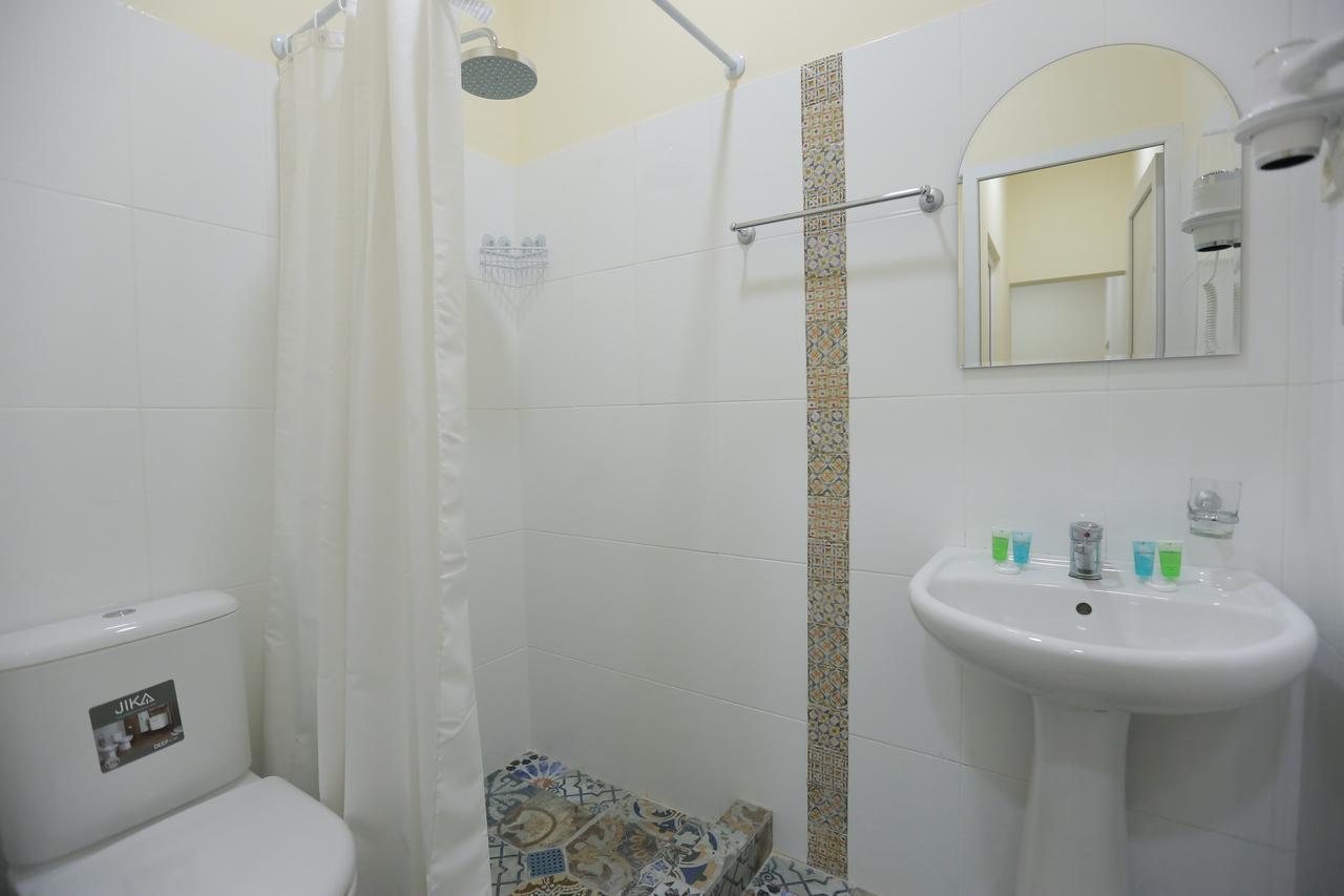 Midtown Hotel & Hostel Tbilisi Esterno foto