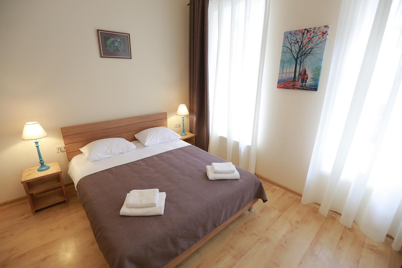 Midtown Hotel & Hostel Tbilisi Esterno foto