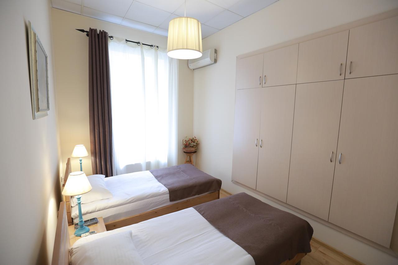 Midtown Hotel & Hostel Tbilisi Esterno foto